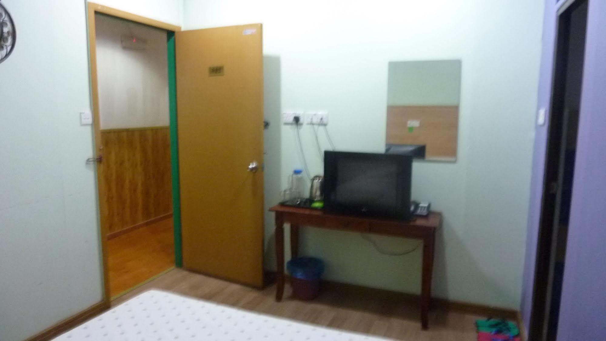 7 Hung Hung Inn 亞庇 外观 照片