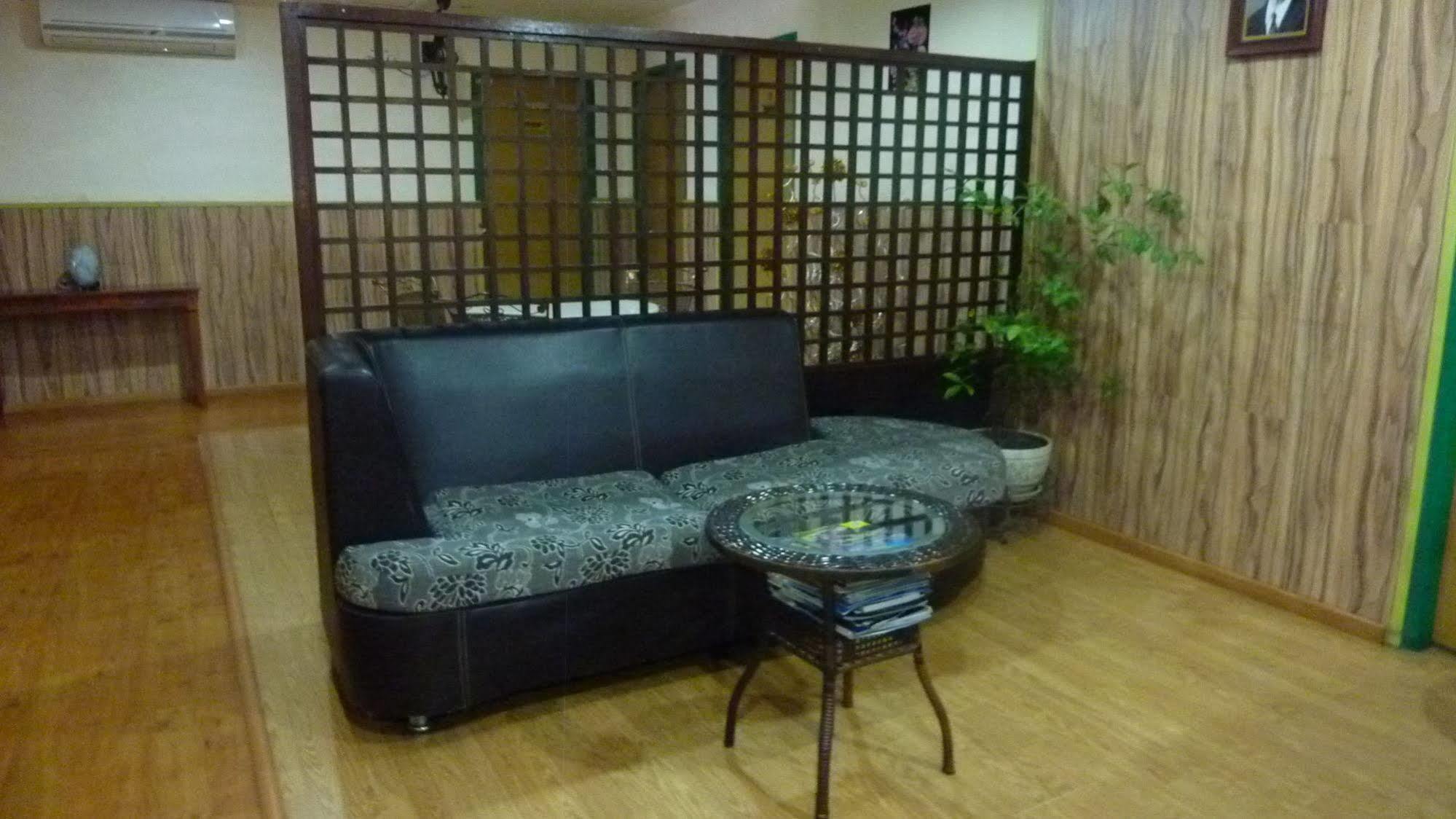 7 Hung Hung Inn 亞庇 外观 照片